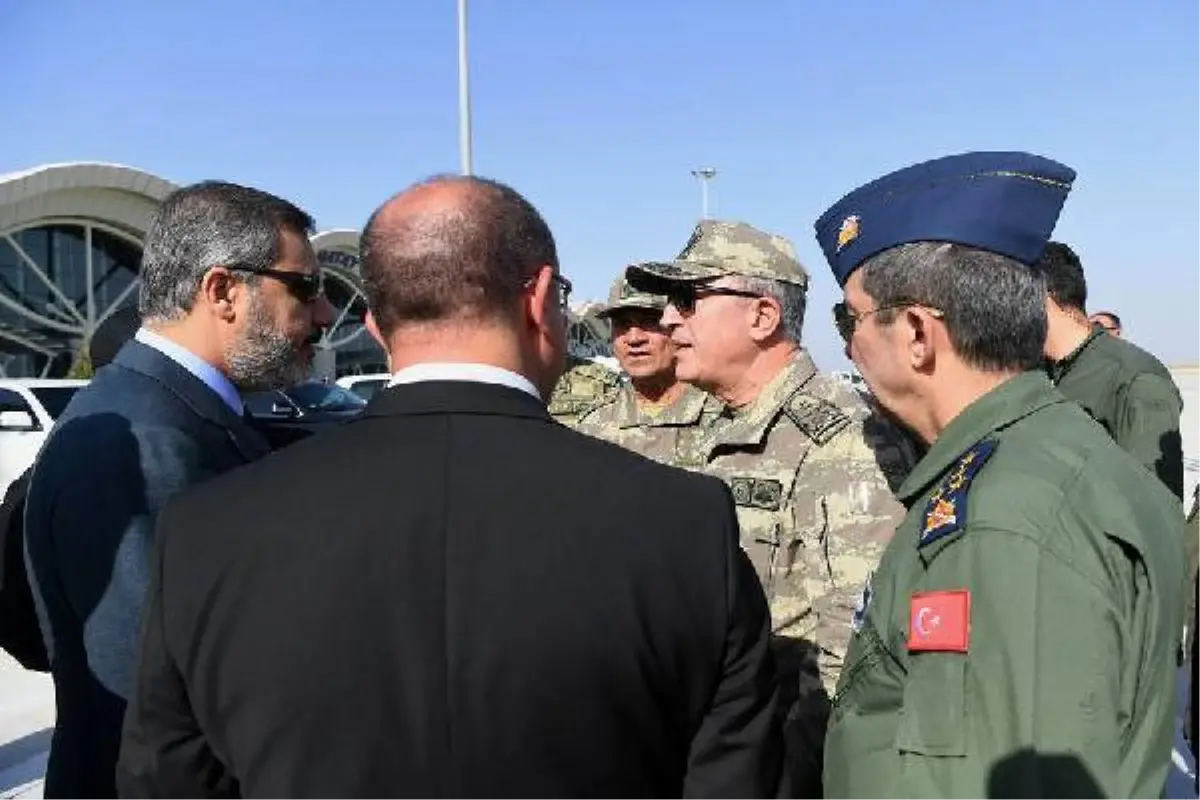 Fotoğraflı// Genelkurmay Başkanı Orgeneral Hulusi Akar ve Beraberindeki Komutanlar Suriye Sınırında