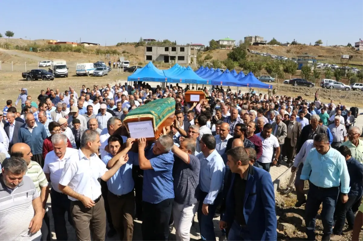 Fransa\'da Yangında Ölen İki Kardeş Yan Yana Defnedildi