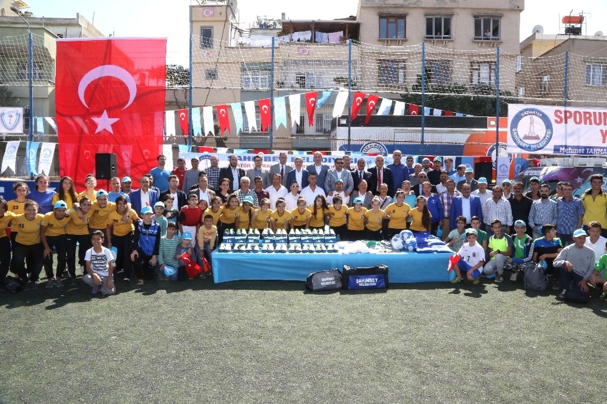 Gaziantep\'te Bin 890 Kişiye Spor Malzemesi Dağıtıldı