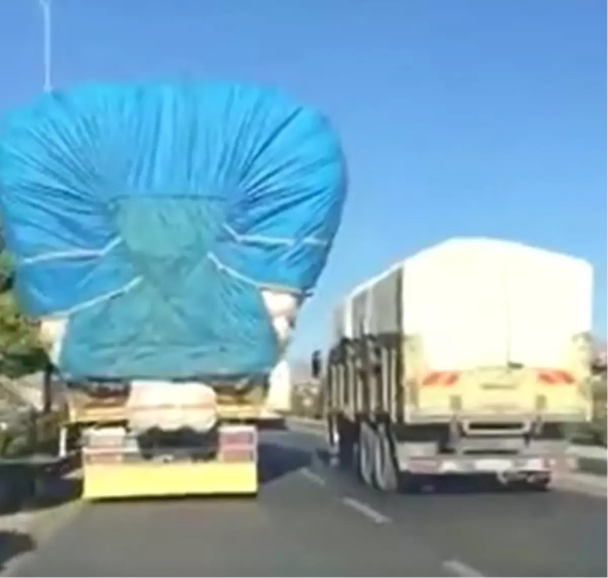 Hayret Uyandıran Saman Yüklü Kamyon Karayolunda Böyle İlerledi