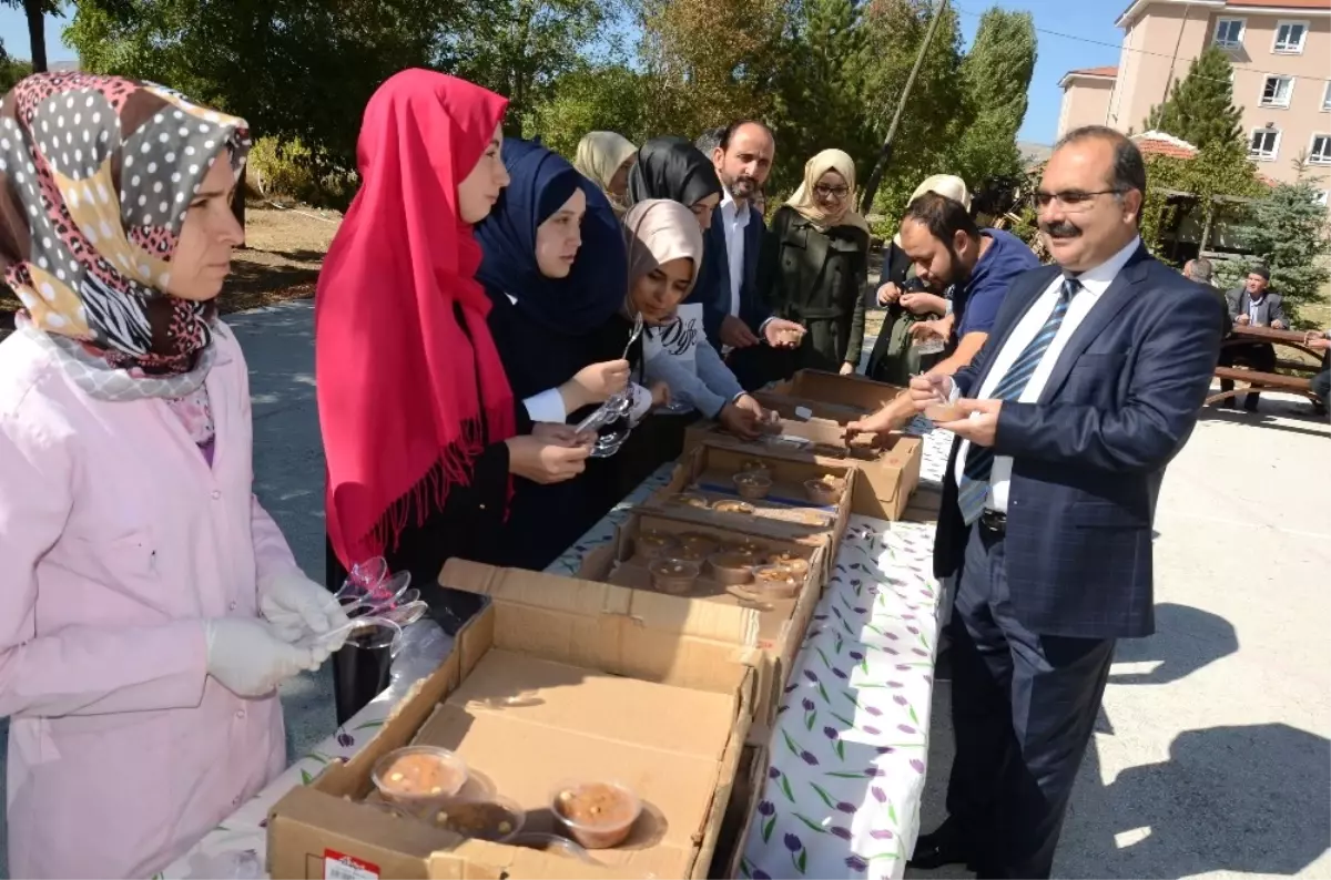 İmam Hatipli Öğrenciler Suriyeli Ailelere Aşure İkram Etti