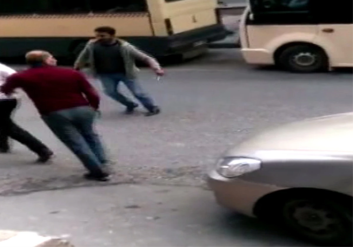 İstanbul\'da Minibüsçü-korsan Taksici Kavgası: Testere, Bıçak, Sopa...