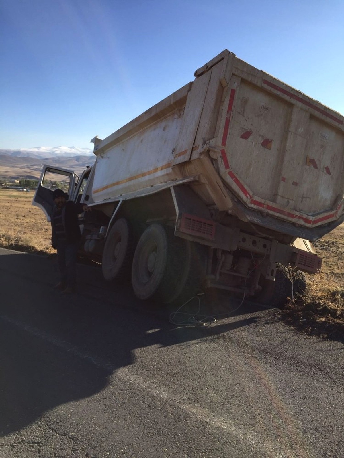 Kamyonet Şoförü Otomobile Çarpmamak İçin Kaza Yaptı