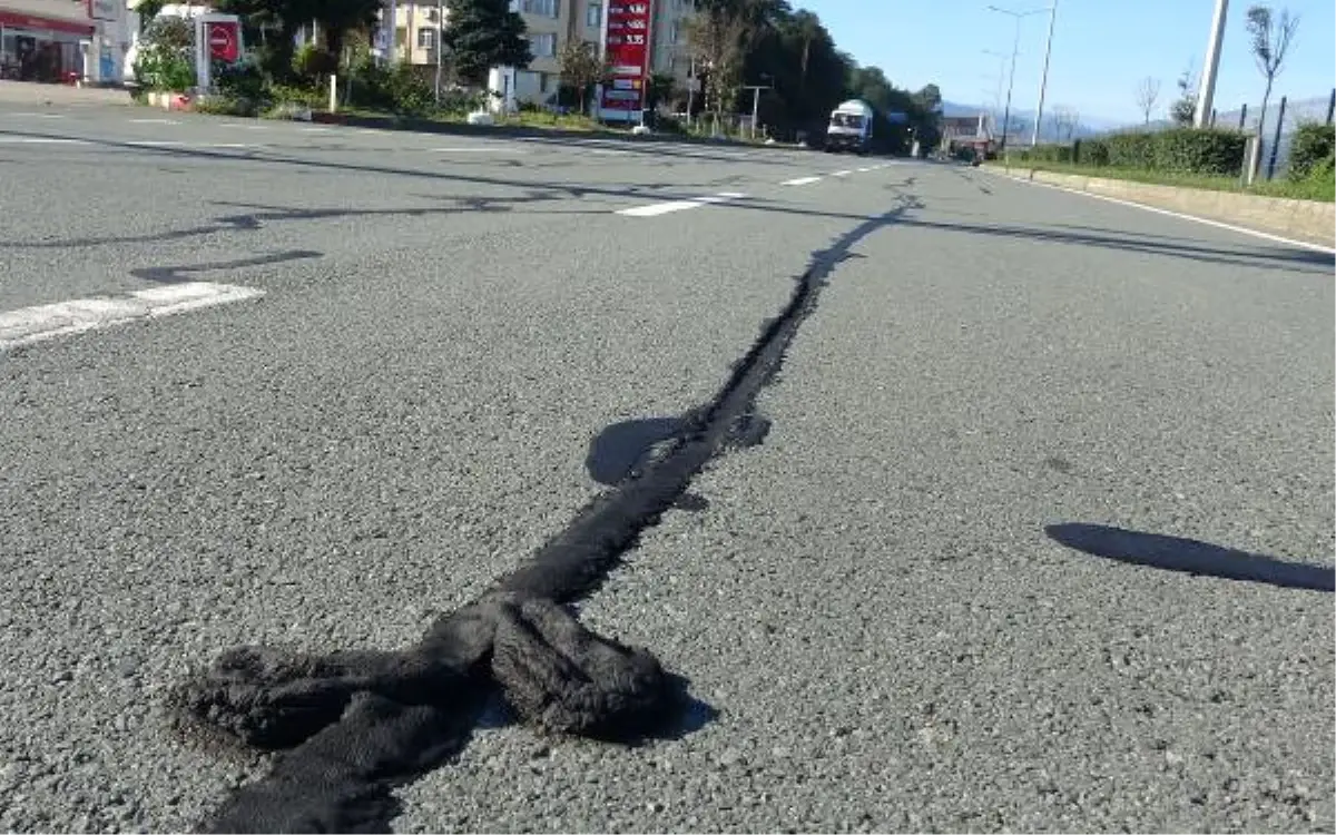 Karadeniz Sahil Yolu\'ndaki Çatlaklara Ziftli Onarım