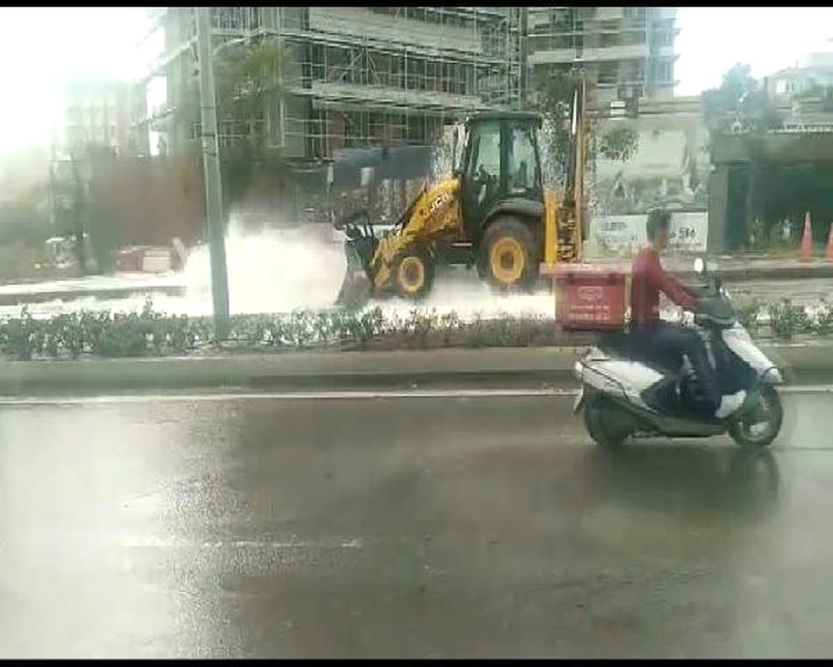 Kepçe Su Borusunu Patlattı; Cadde Göle Döndü
