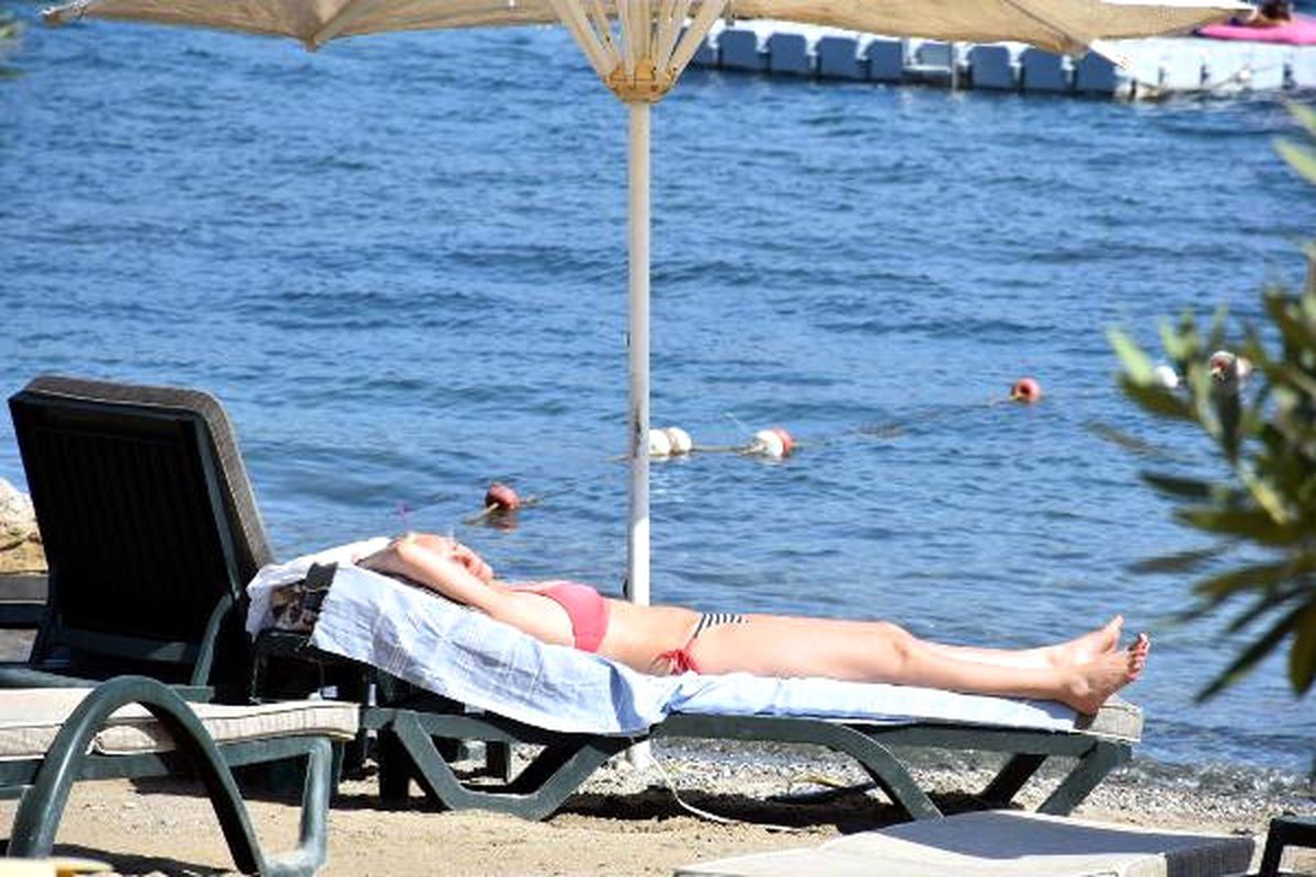 Marmaris\'te Güneşli Havayı Gören Denize Koştu