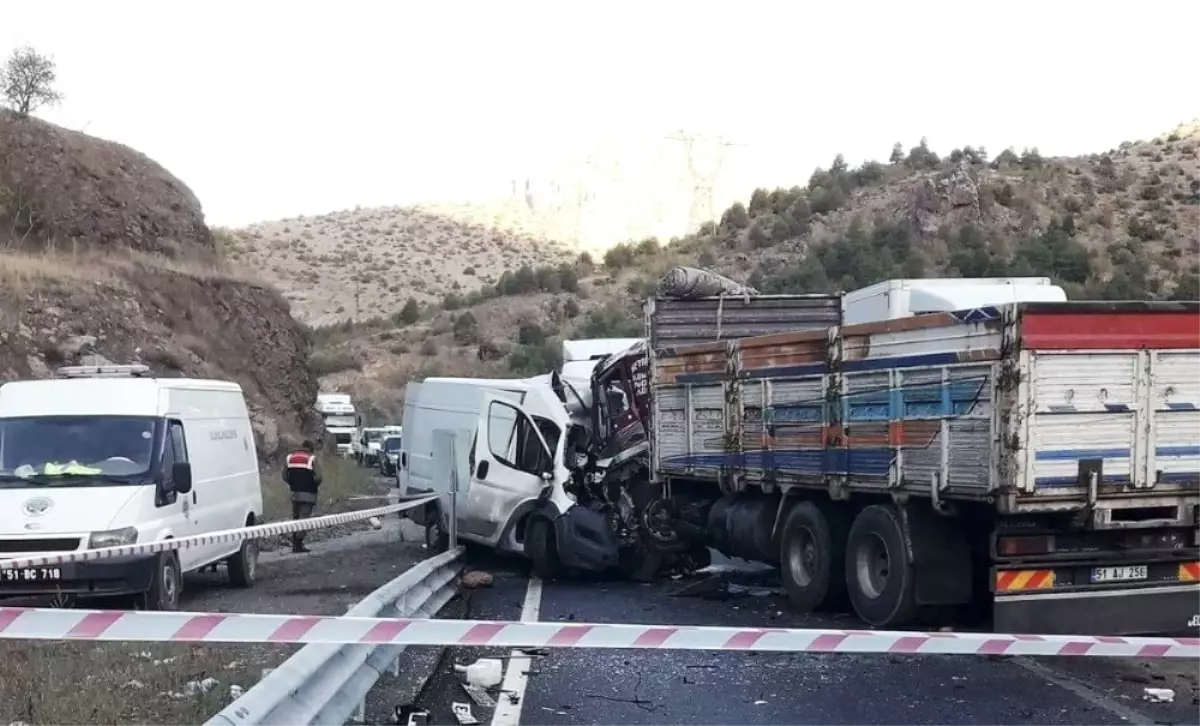 Otobüsle, Kamyon Kafa Kafaya Çarpıştı: 1 Ölü