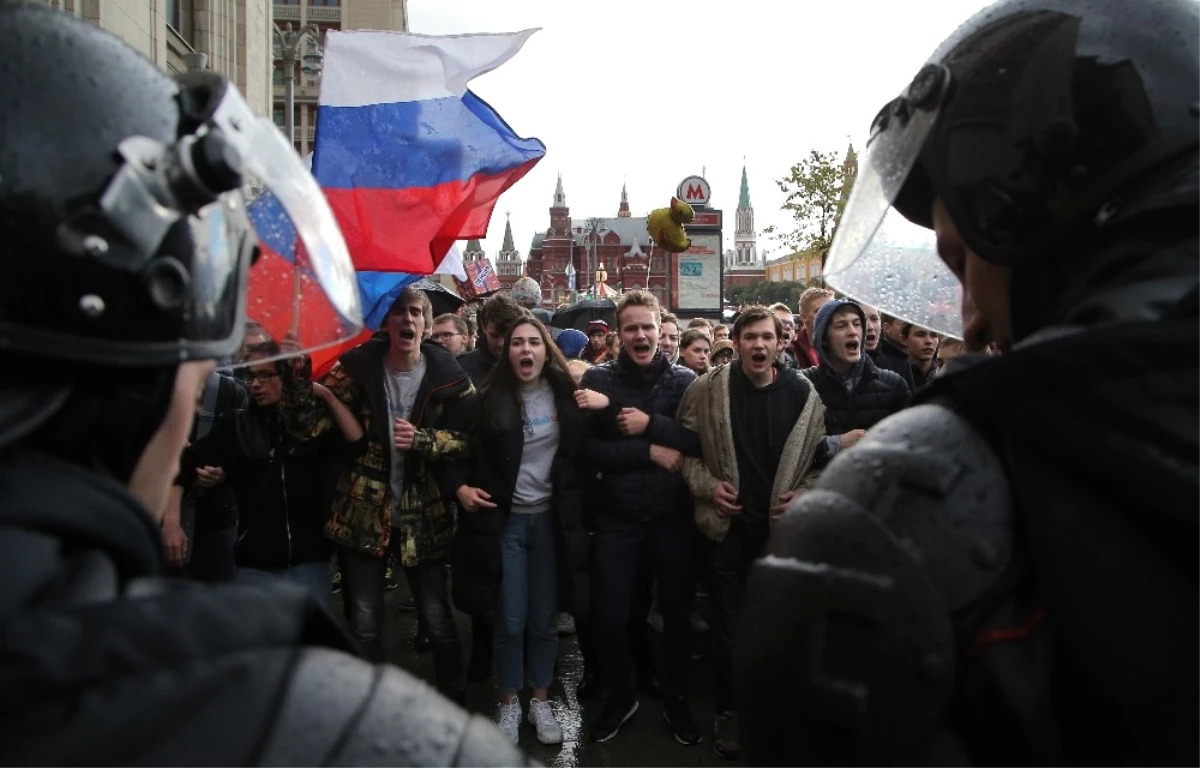 Rusya\'da Muhalefet Liderine Destek İçin İzinsiz Gösteri