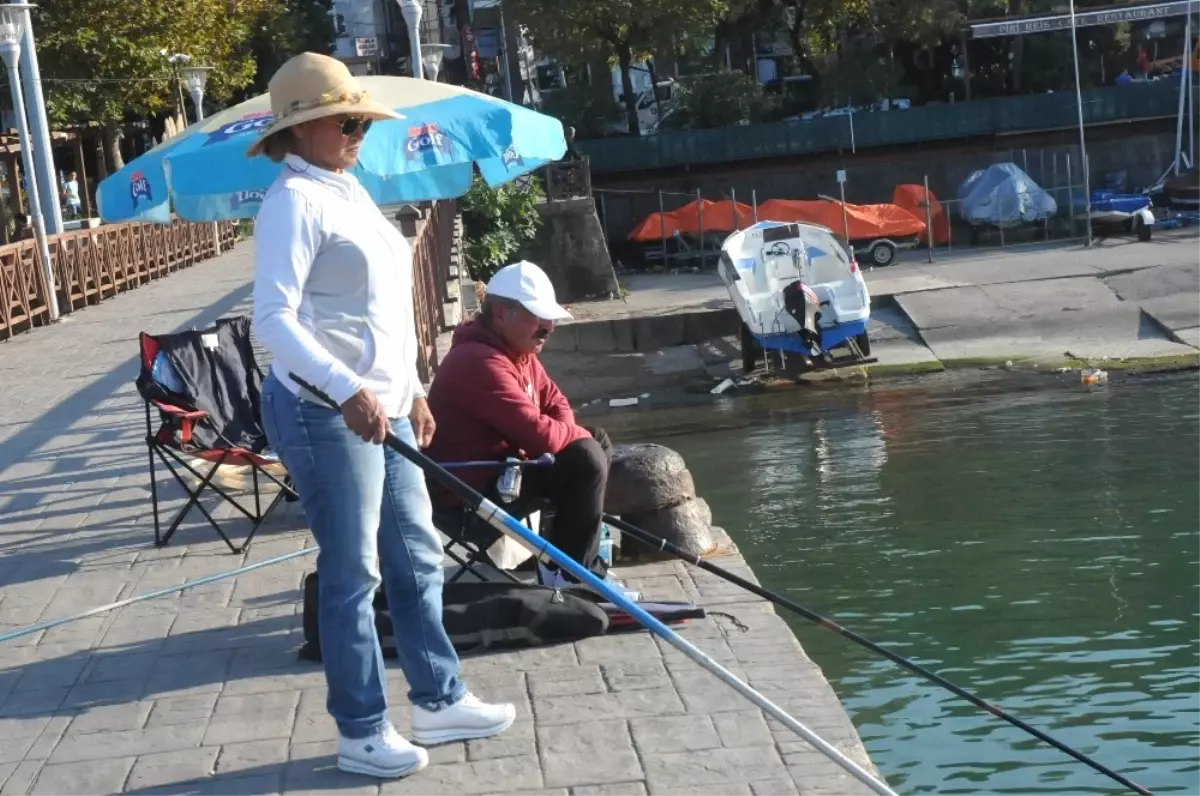 Akçakoca\'da Havalar Isınınca Park ve Bahçeler Doldu