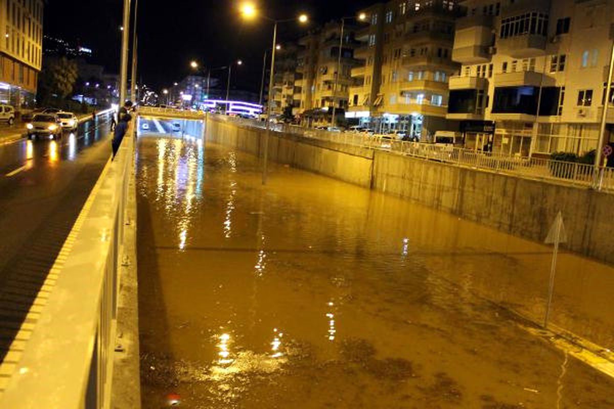 Alanya\'da Sağanak Hayatı Olumsuz Etkiledi