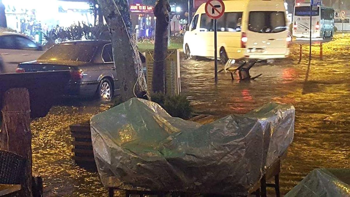 Alanya\'da Şiddetli Yağmur Hayatı Felç Etti