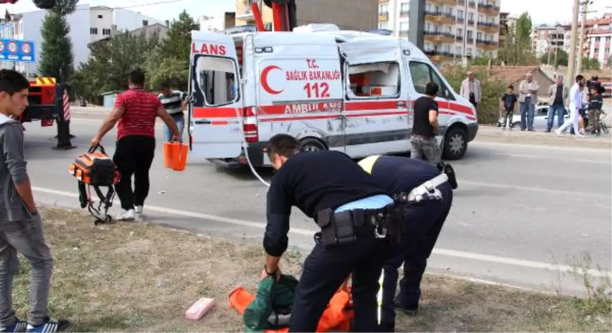 Ambulans Otomobille Çarpıştı: 1 Ölü, 2 Yaralı