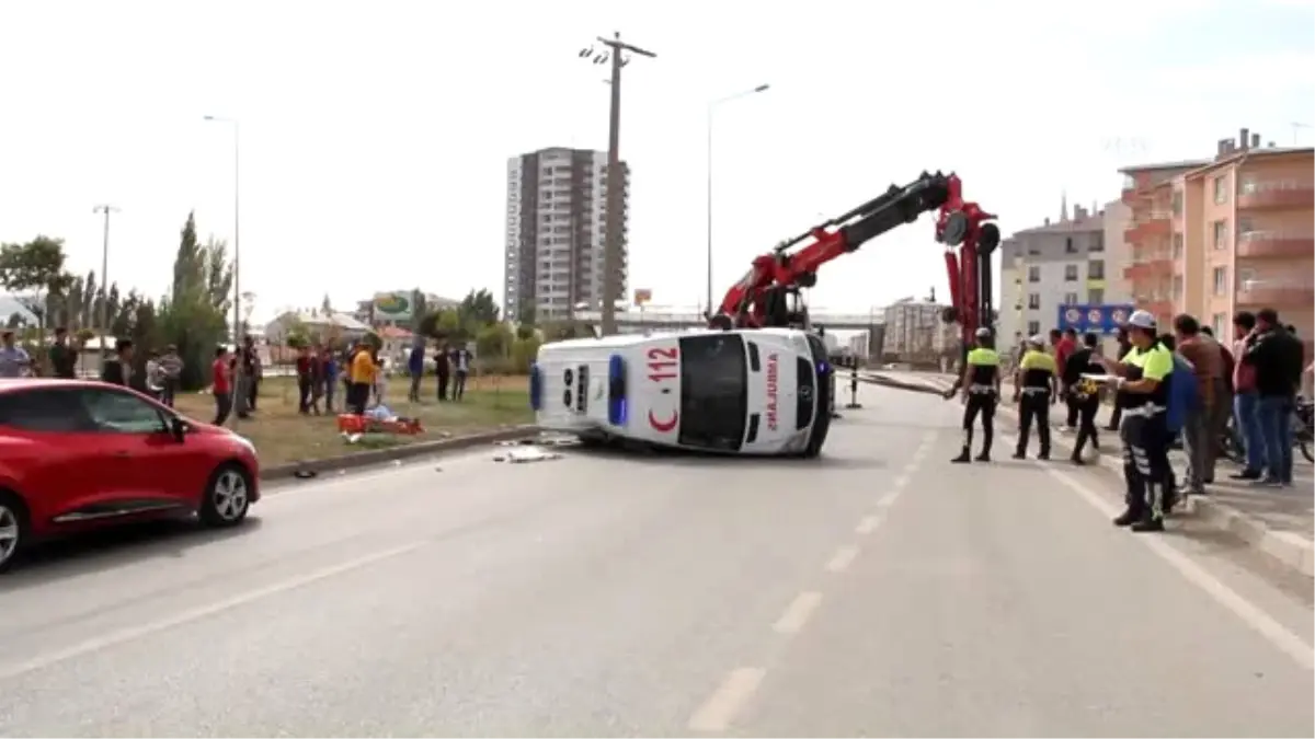 Ambulansla Otomobil Çarpıştı: 1 Ölü, 2 Yaralı