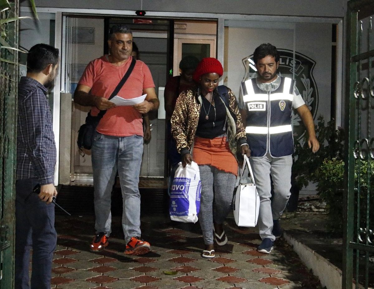 Antalya\'da Yeni Gineli Öğrenciye Fuhuş Yaptırmaktan Gözaltı