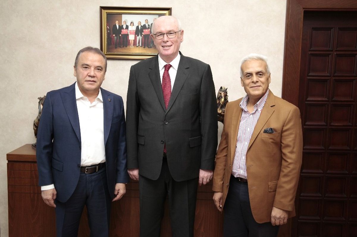 Başkan Muhittin Böcek, Kazım Kurt\'u Makamında Ziyaret Etti