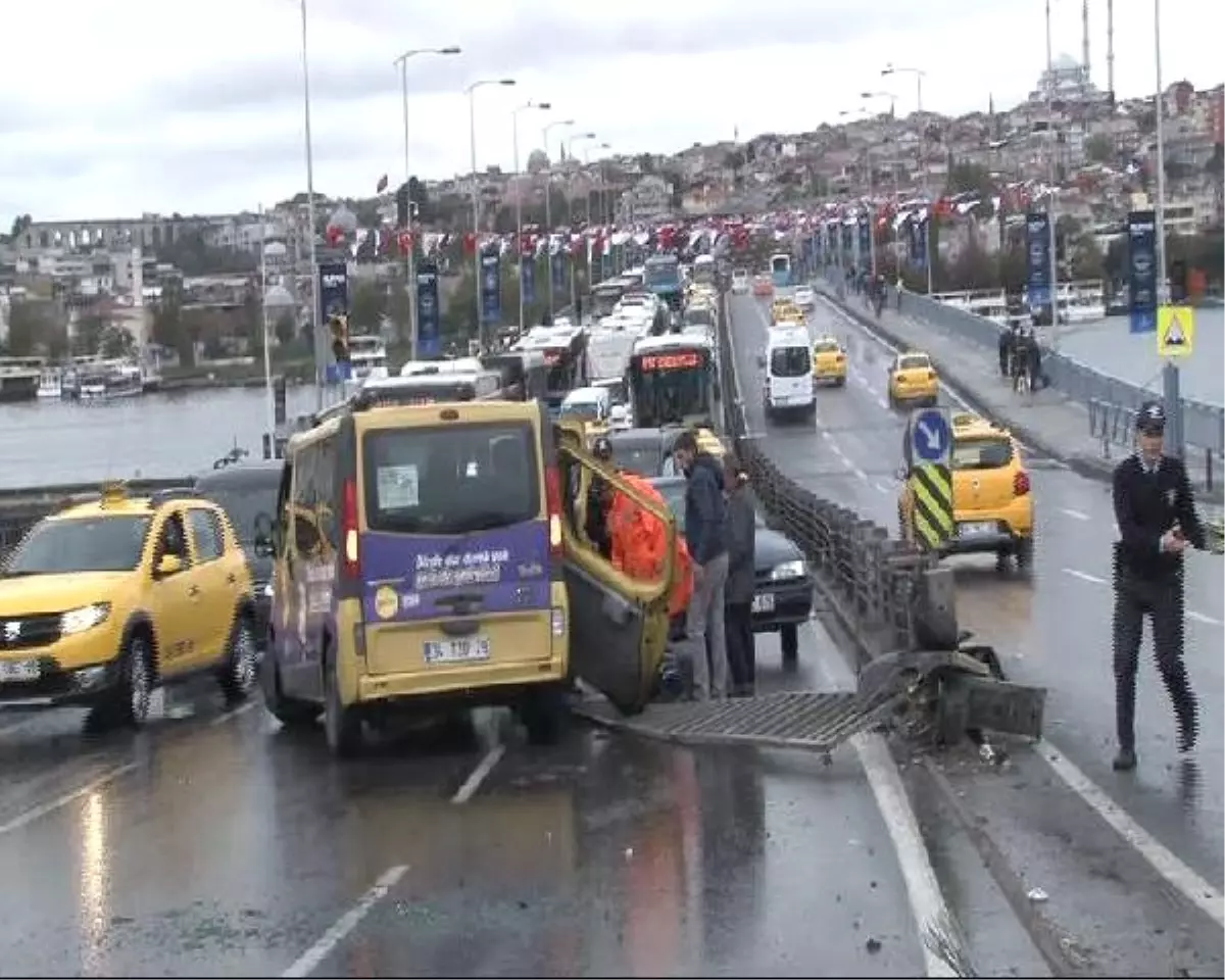 Beyoğlu\'nda Yağmur Nedeniyle Kayan Minibüs Karşı Şeride Geçti