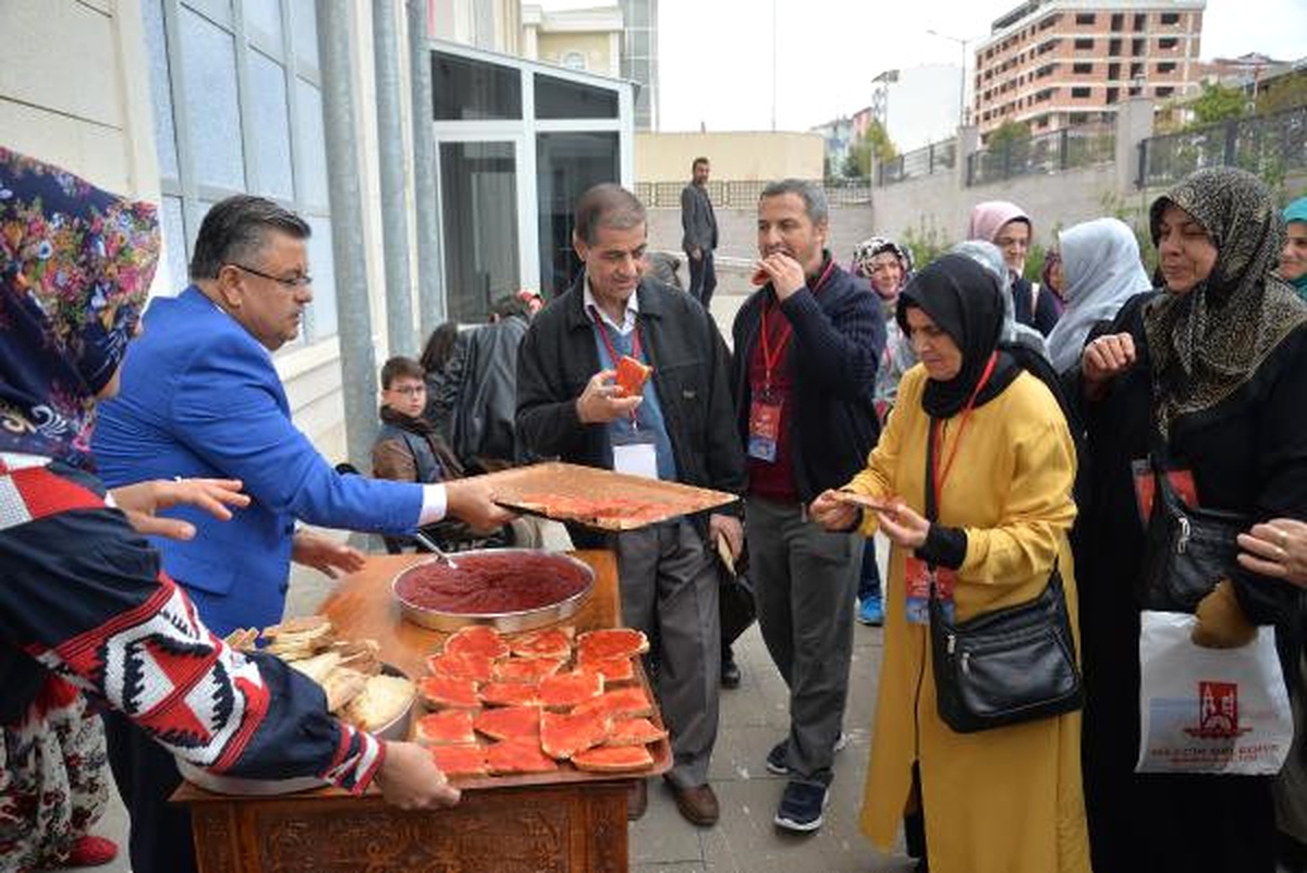 Bilecik\'te Müzeye Gelenlere Salçalı Ekmek İkramı