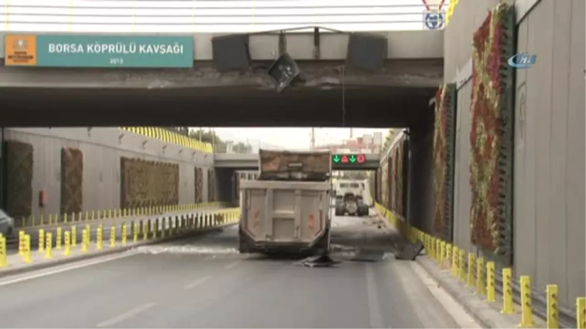Damperli Kasası Açılan Kamyon Alt Geçite Çarparak İkiye Ayrıldı