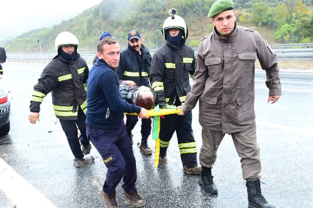 Hurdaya Dönen Araçta Sıkışan Sürücüyü İtfaiye Kurtardı