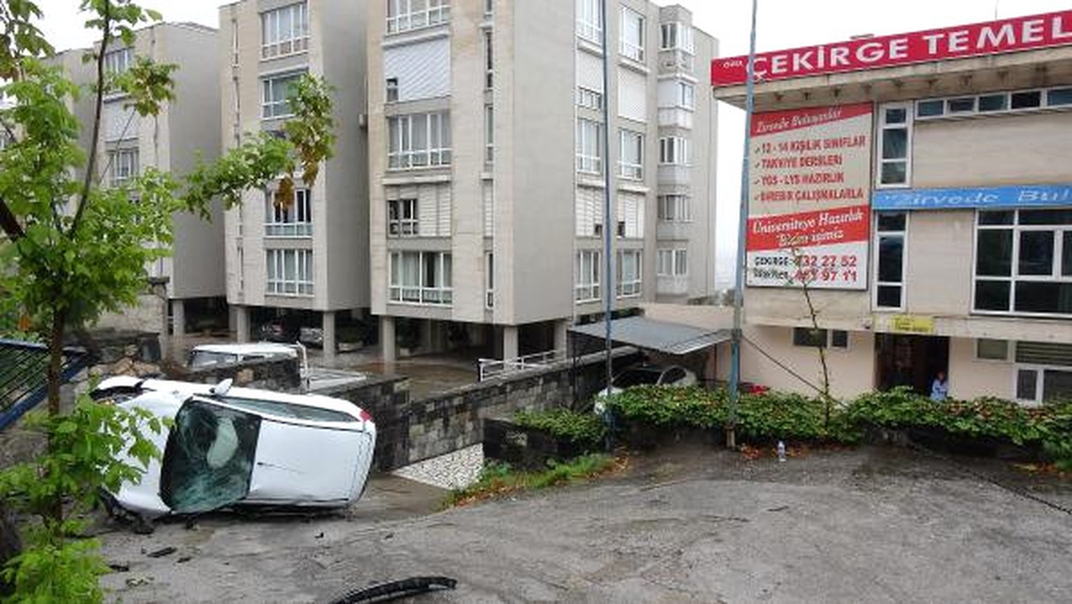 Kayganlaşan Yolda Takla Atan Otomobil Okul Bahçesine Uçtu