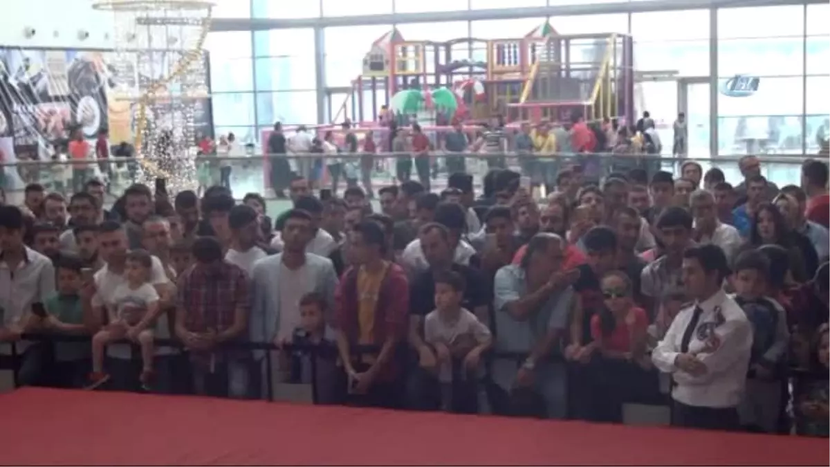 Kurtlar Vadisi Vatan\' Oyuncuları Osmaniye\'de İzleyicileriyle Buluştu