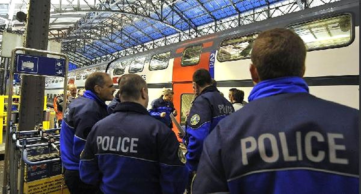 Lozan Tren İstasyonu Şüpheli Paket Nedeniyle Boşaltıldı (2)