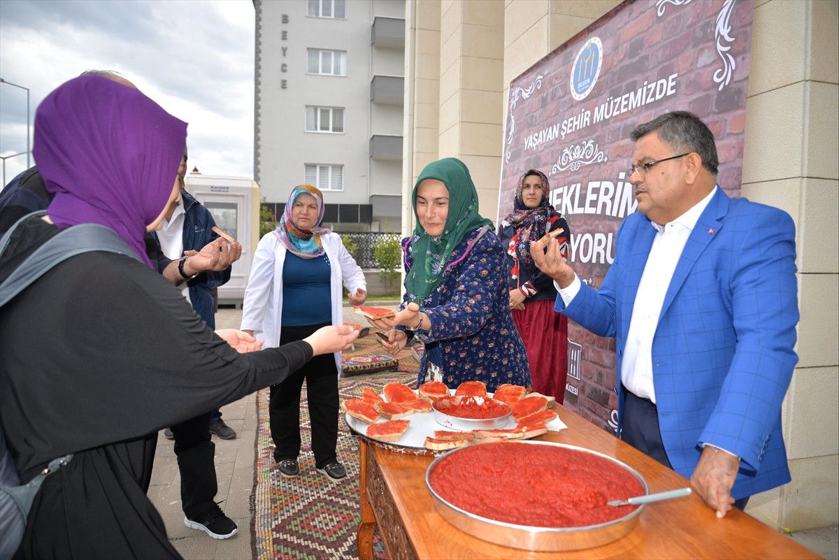 Müzede Salça ve Köy Ekmeği İkramı