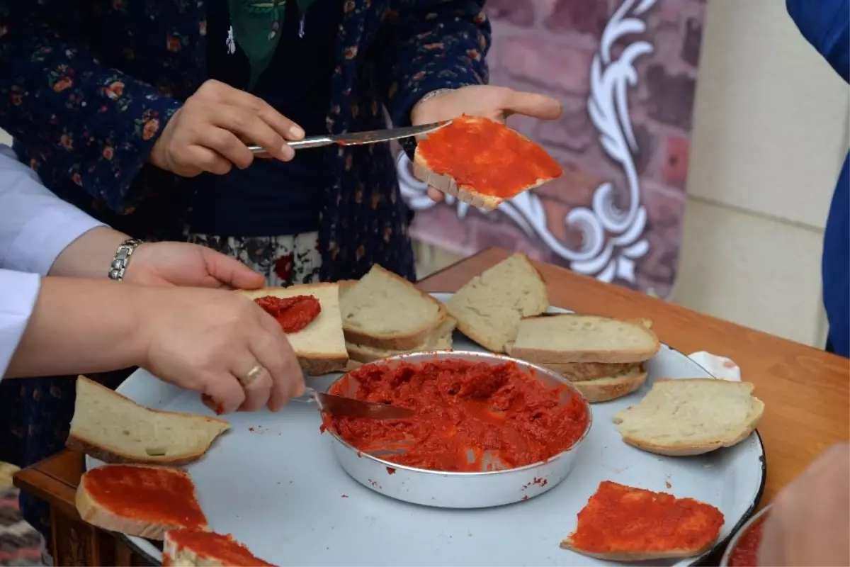 Müzede Ziyaretçilere Salçalı Ekmek İkram Edildi