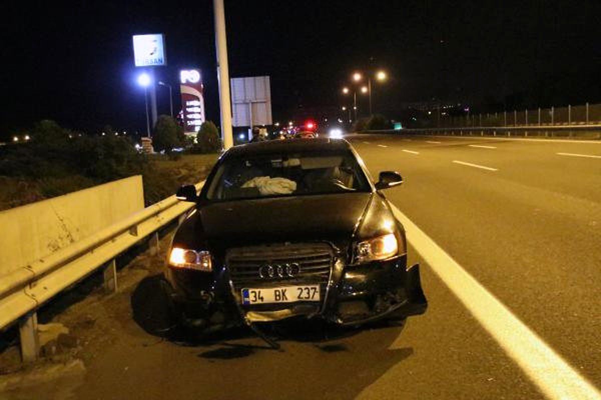 Tem\'de Koyunlara Çarpan 6 Araçta Hasar Oluştu
