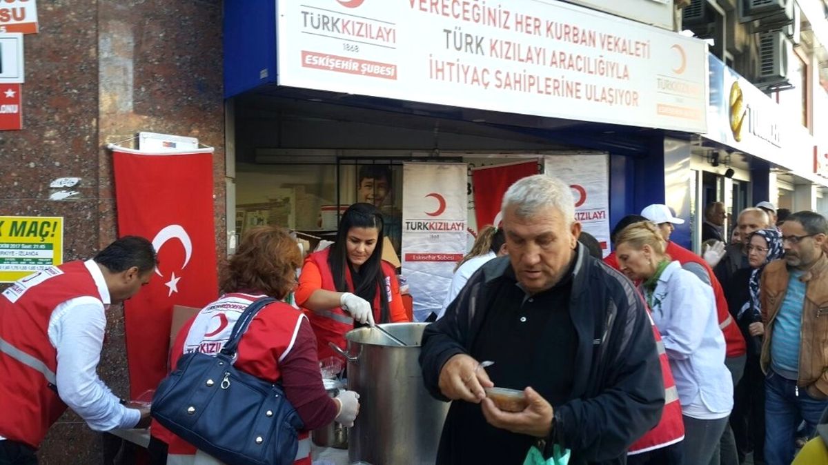 Türk Kızılayı Eskişehir Şubesi Tarafından Aşure Dağıtıldı
