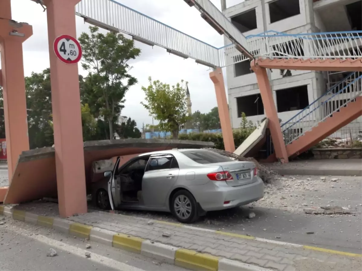 Vinç Üst Geçide Çarptı, Yıkılan Beton Blok Otomobilin Üzerine Düştü