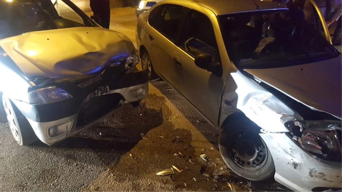 Yavuzeli\'nde Trafik Kazası: 2 Yaralı
