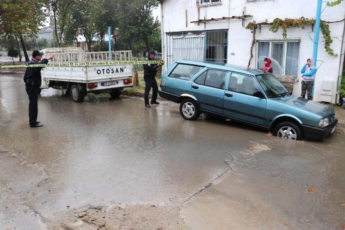 Yol Çöktü, Otomobilin Tekeri Çukura Saplandı
