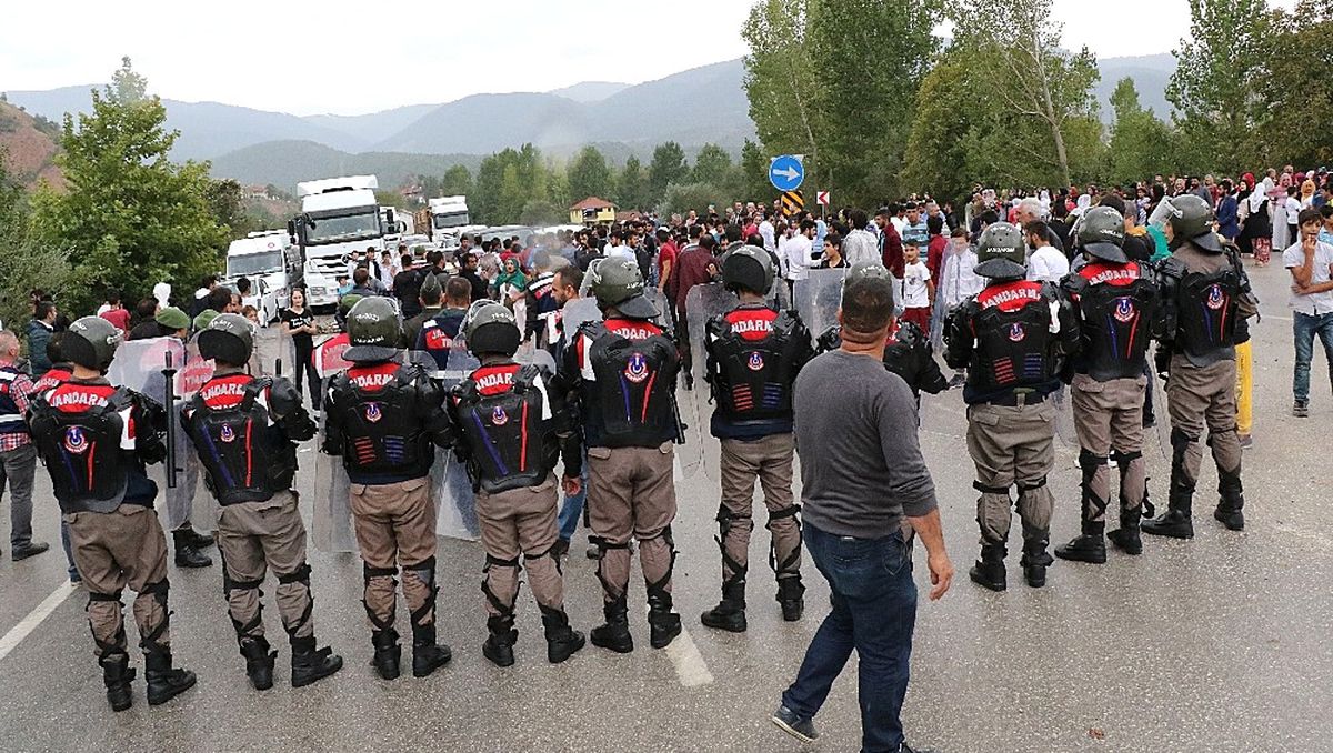 Yolda Yaşanan Kazalardan Dolayı Köylüler Karayolunu Ulaşıma Kapattı