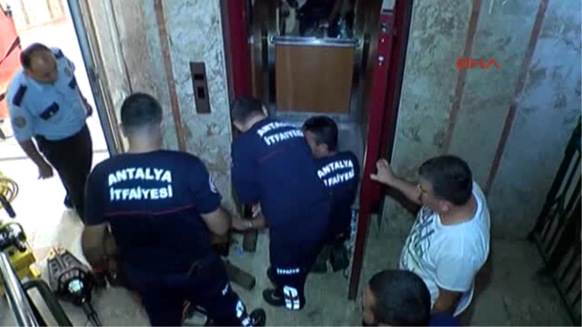 Antalya Tamir Ettikleri Asansörle Duvar Arasına Sıkıştılar