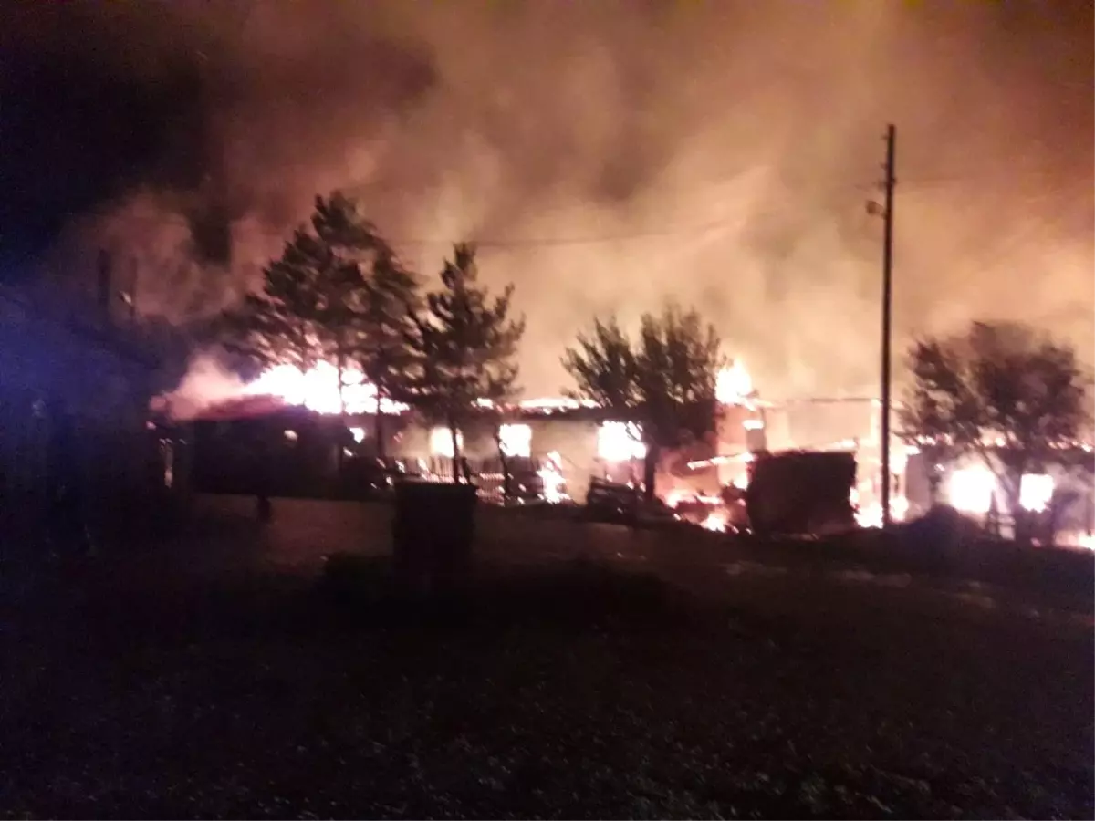 Çavdarhisar\'daki Yangında 3 Ev Kül Oldu