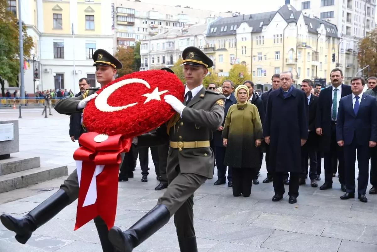 Cumhurbaşkanı Erdoğan, Ebedi Zafer Anıtı\'na Çelenk Koydu