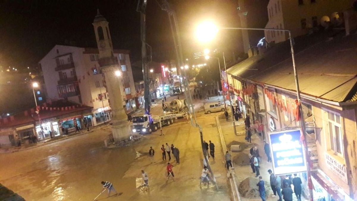 Cumhuriyet Caddesi\'nde Yoğun Mesai