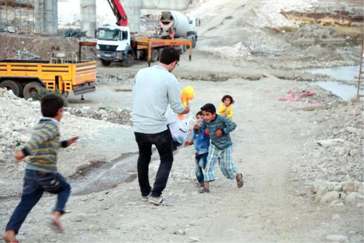 Diyarbakırlı Öğrencilerin Kumbarada Biriktirdiği Oyuncaklar, Köydeki Çocuklara Dağıtıldı