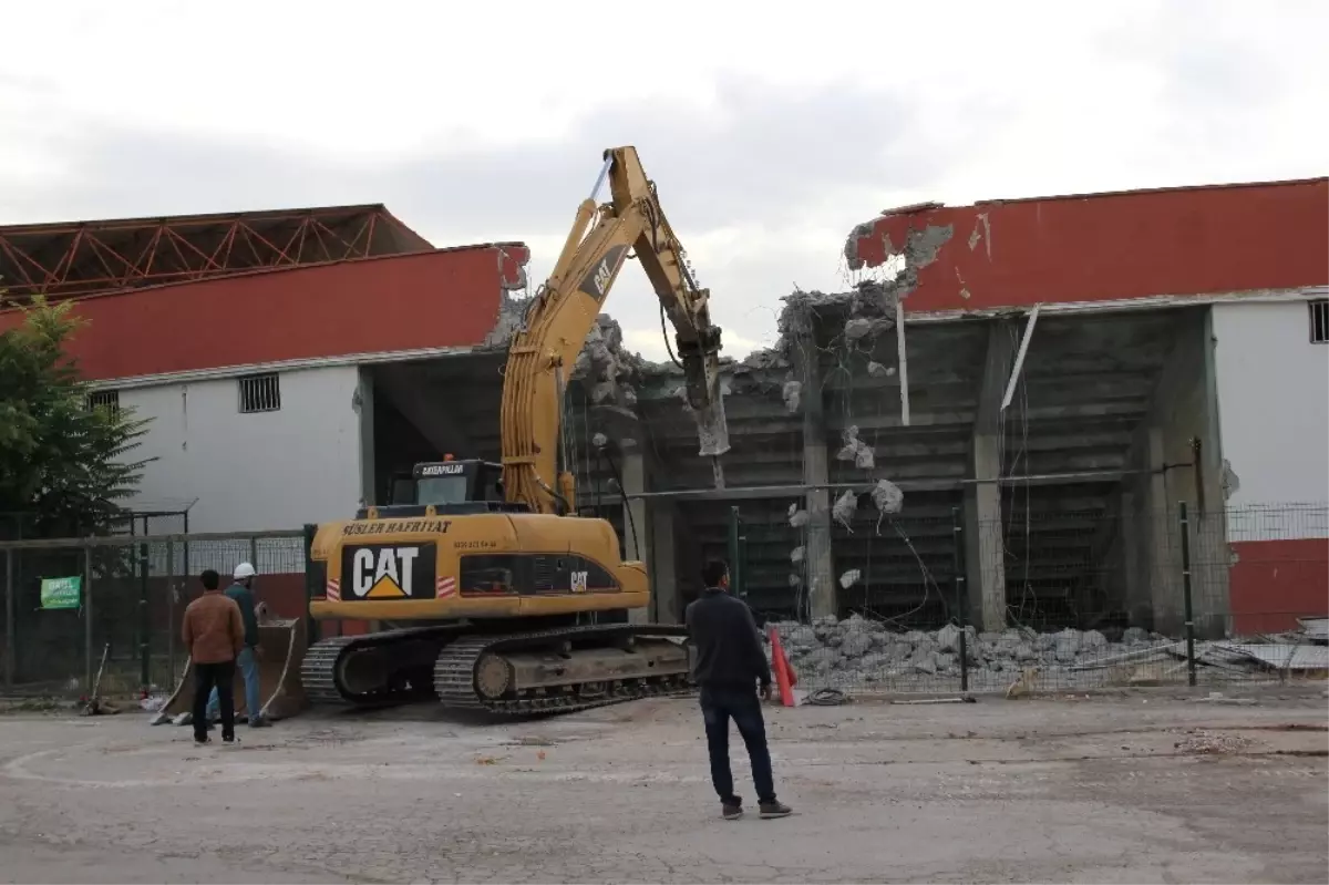 Elazığ Atatürk Stadyumu\'nda Yıkım Başladı