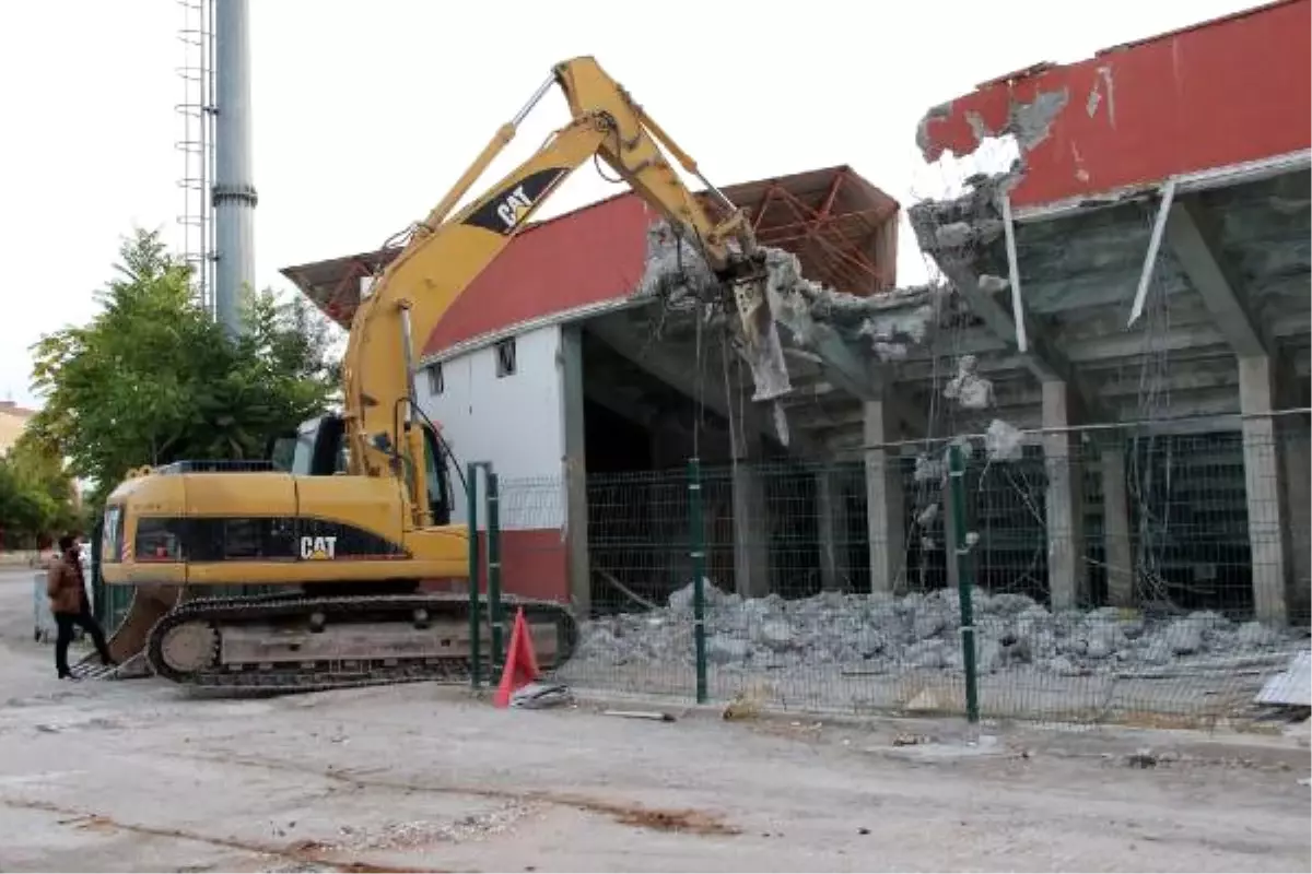 Elazığ Atatürk Stadyumu\'nda Yıkım Başladı