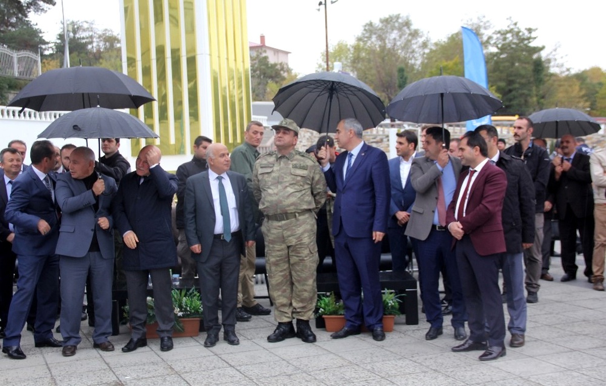 Erzurum\'da Amatör Spor Haftası Kutlamaları Yağmur Nedeniyle Yarım Kaldı