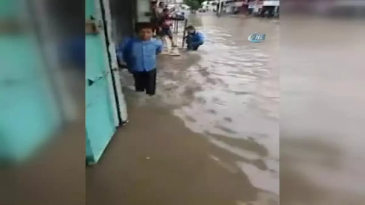 Gazze)- Gazzeli Öğrenciler Seli Sevince Çevirdi