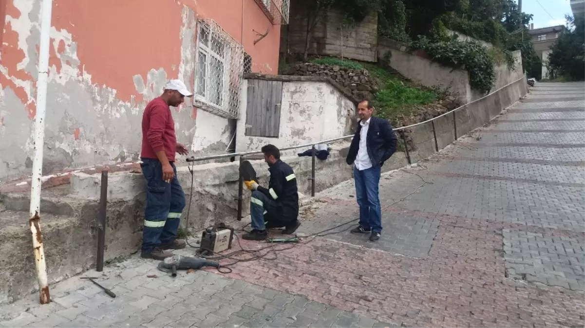 Gülüç Belediyesi Yol Kenarlarına Tutunma Barları Yapıyor