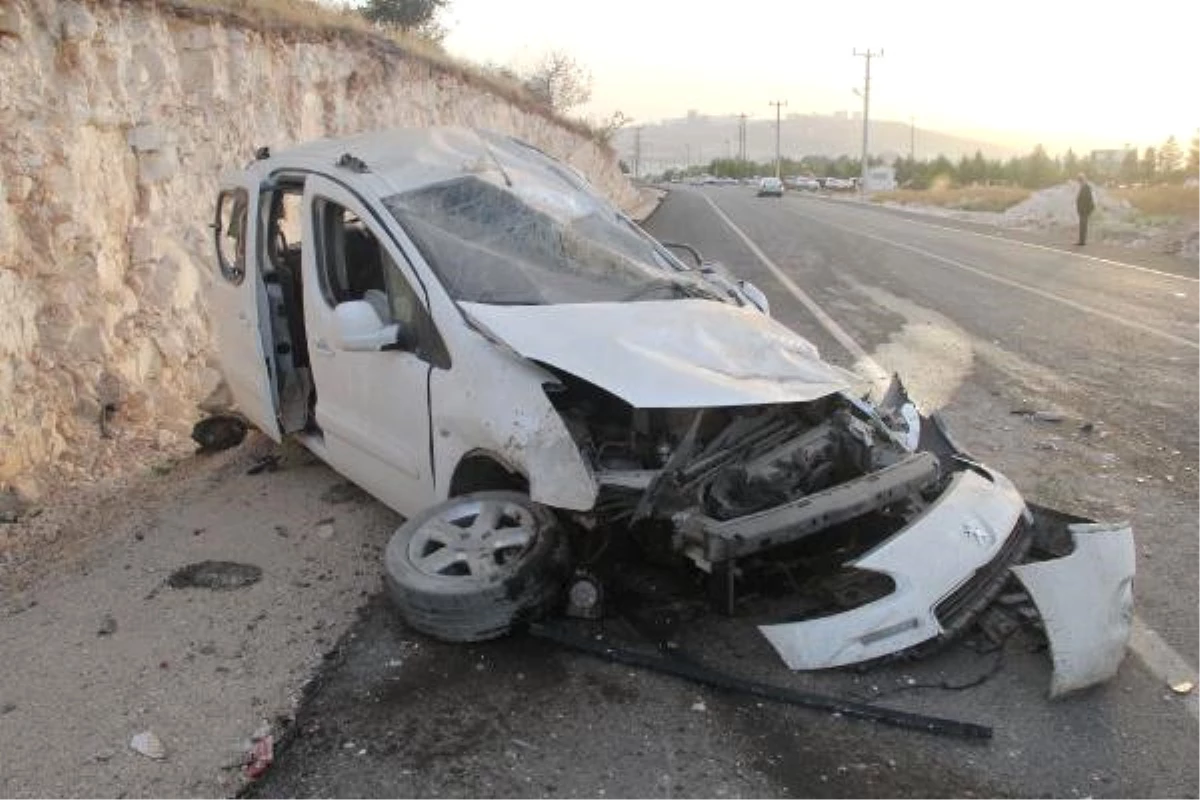 Hafif Ticari Araç Takla Attı: 4 Yaralı