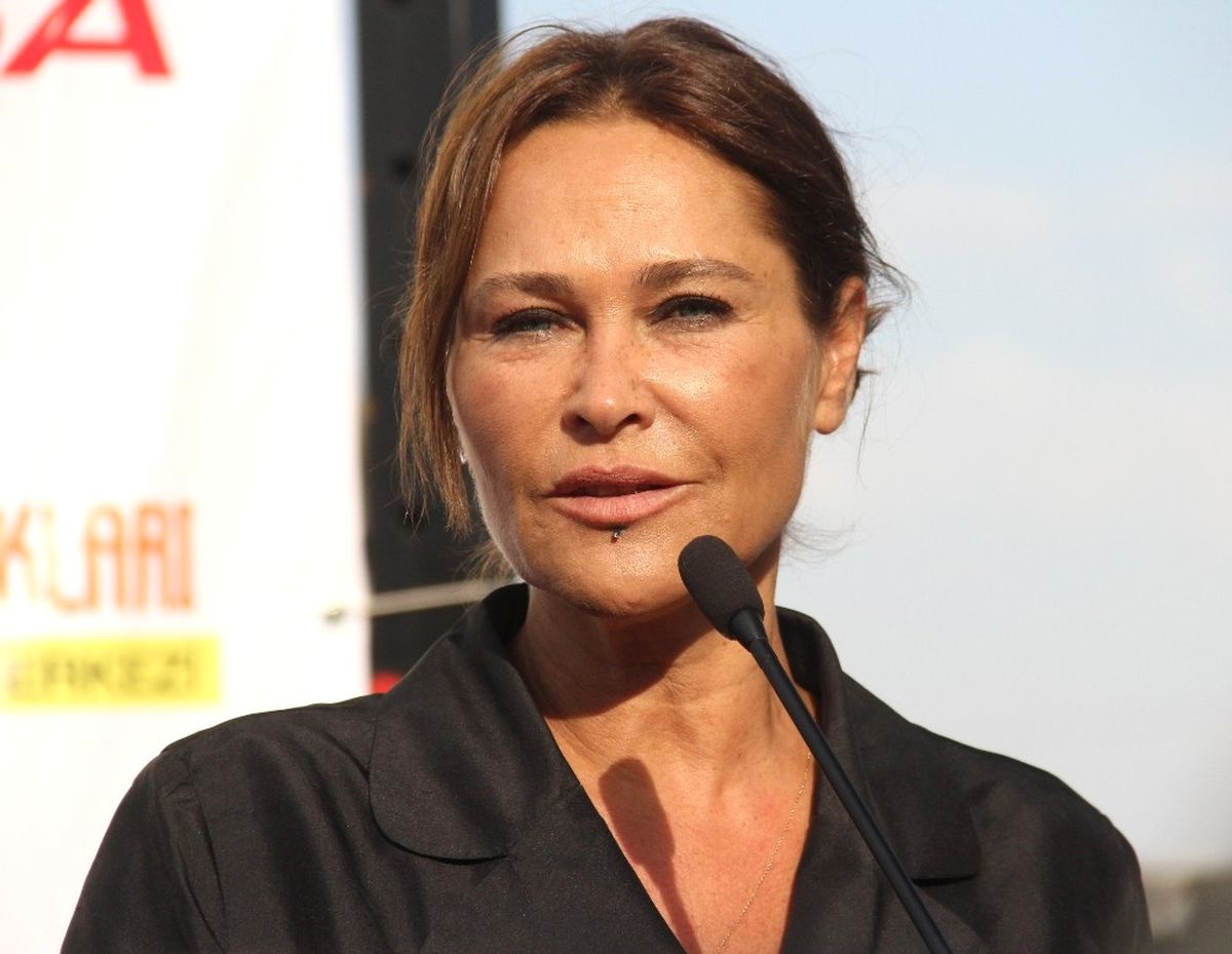 Hülya Avşar Adına Düzenlenen Tenis Turnuvasında Sporculara Ödüllerini Verdi