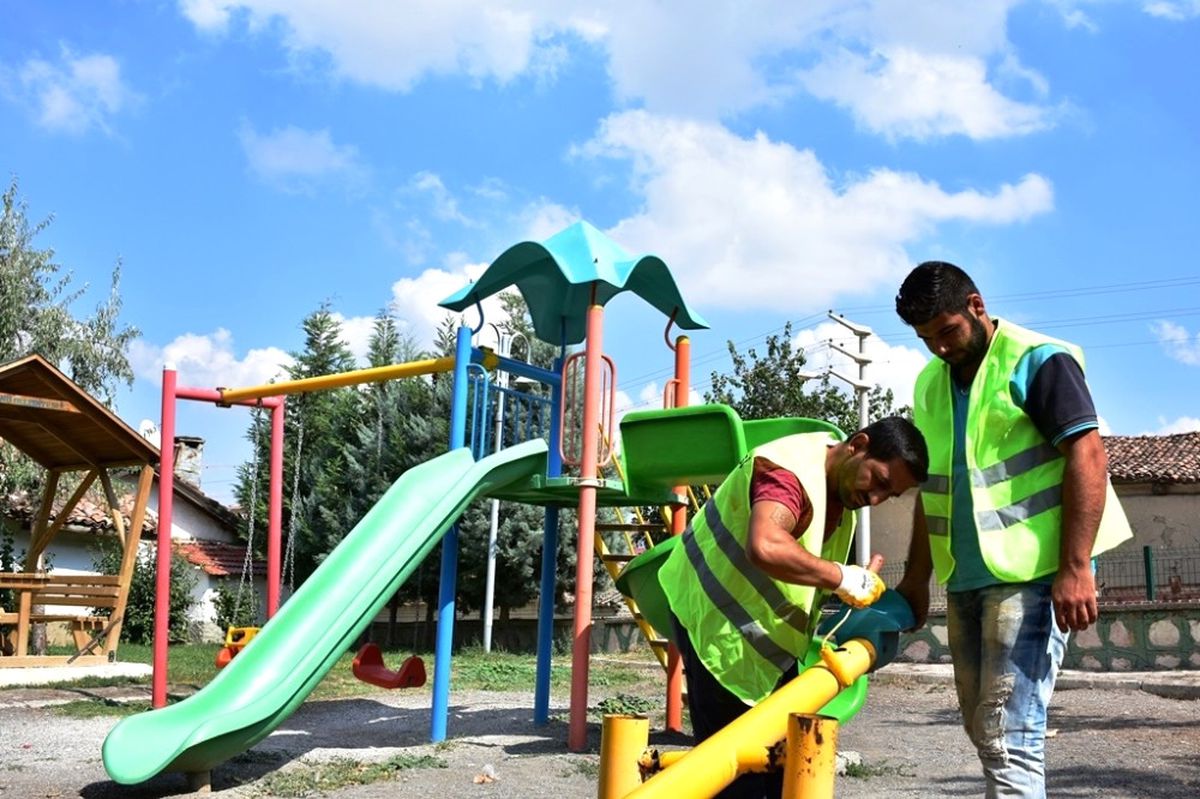 İnönü Belediyesi Ekiplerinin Parklarda Bakım ve Onarım Çalışmaları