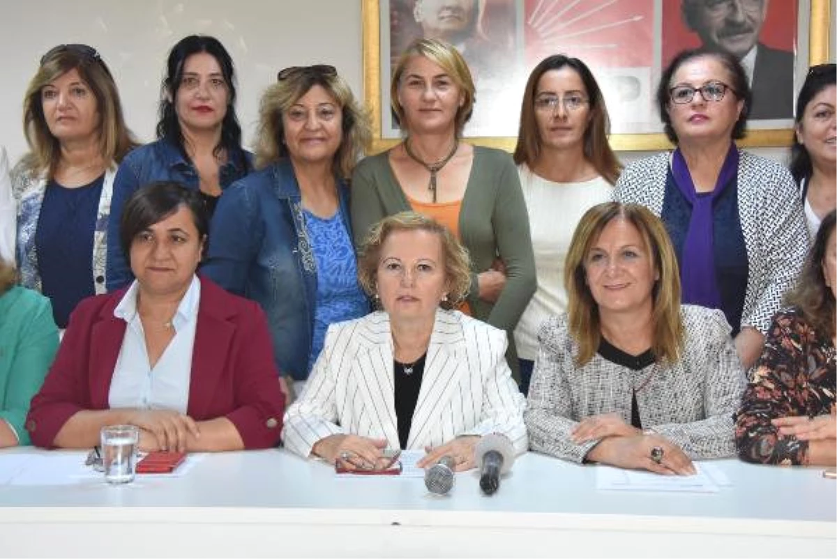 İzmir\'de CHP\'li Kadınlardan Müftülere Resmi Nikah Kıyma Yetkisi Tepkisi