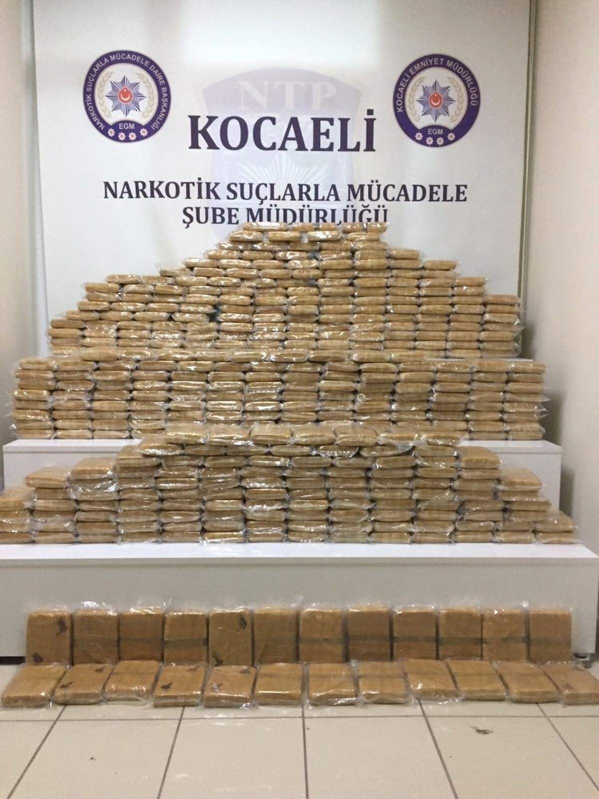 Jant Kapaklarının Arasından 240 Kilo Eroin Çıktı