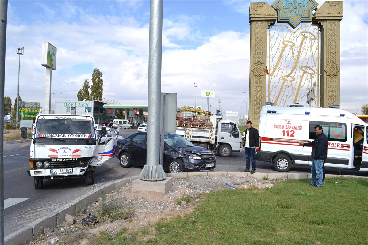 Kamyonet ile Otomobil Çarpıştı: 2 Yaralı